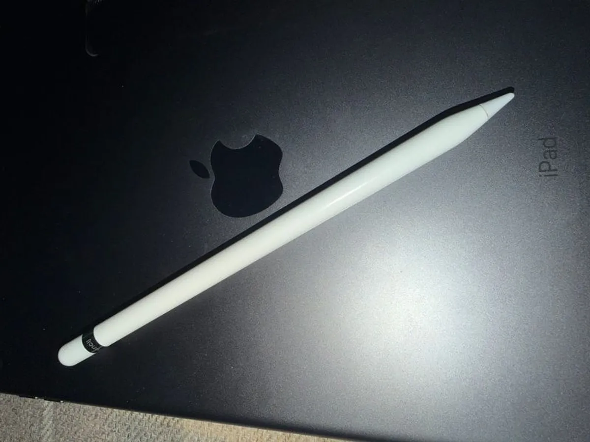 iPad 9th Gen + Pencil + keyboard/cover - Image 2