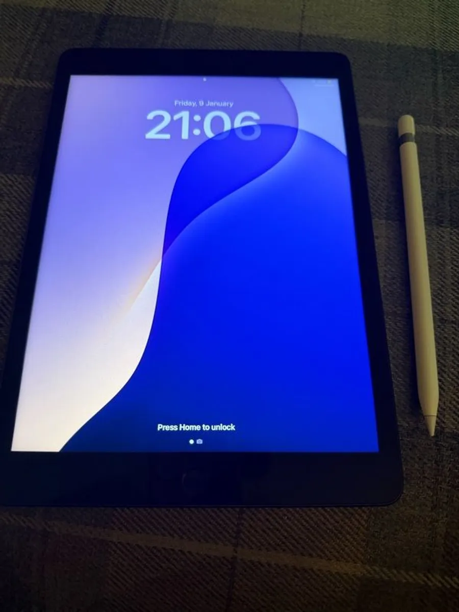 iPad 9th Gen + Pencil + keyboard/cover - Image 3