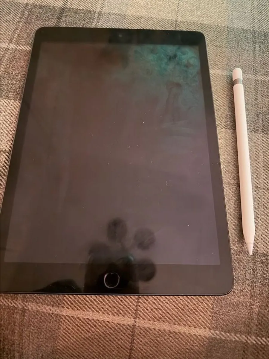 iPad 9th Gen + Pencil + keyboard/cover - Image 4
