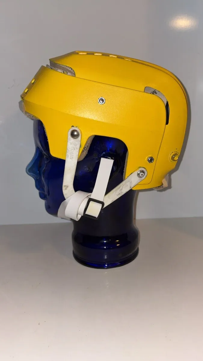 Gola hurling helmet - Image 2