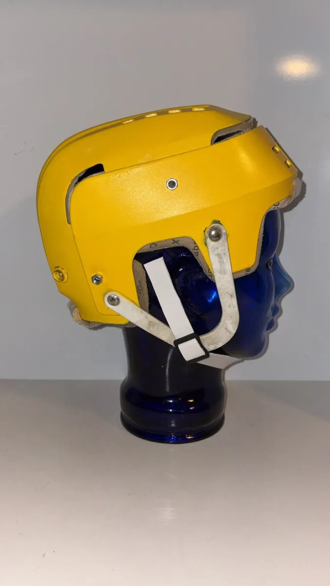 Gola hurling helmet - Image 3
