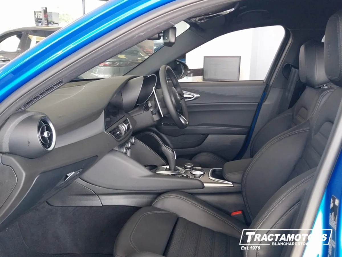 Alfa Romeo Giulia VELOCE 2.0 RWD - Image 2