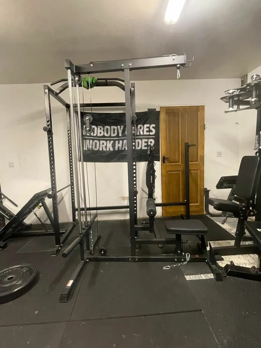 lat pulldown machine plate loaded - Image 1