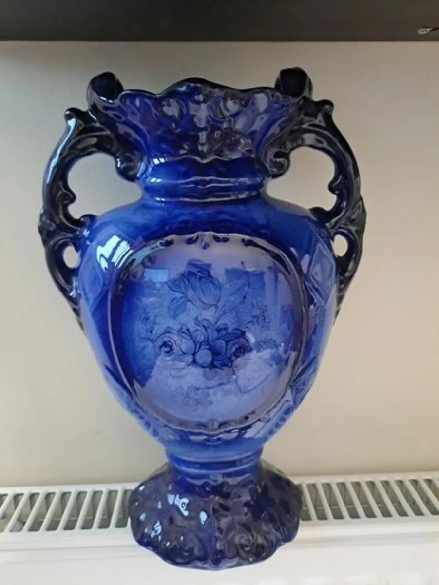 Staffordshire vase blue rose - Image 1