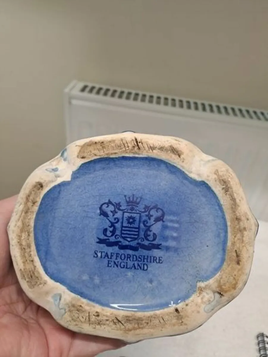 Staffordshire vase blue rose - Image 2