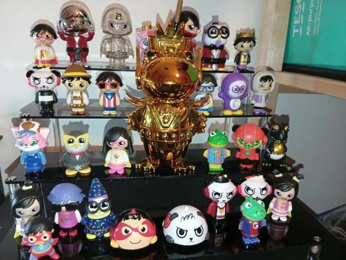 Ryan's World Gus the Gummy Gator Gold 6" Tall Acti