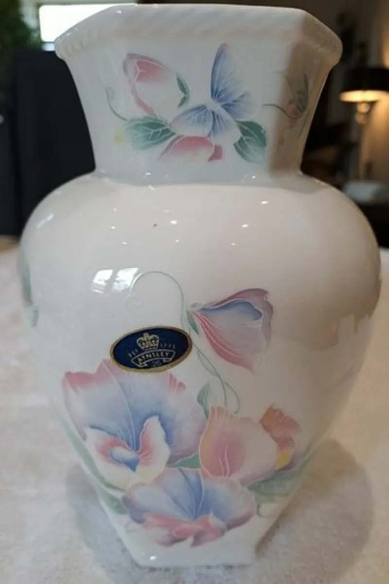 Aynsley vase Little sweetheart - Image 1