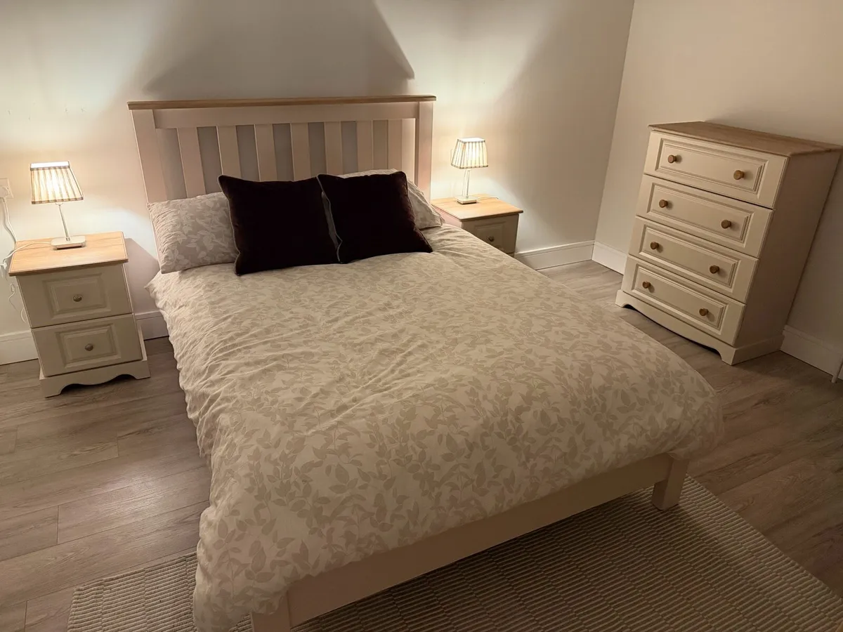 Bedroom furniture set - Image 1