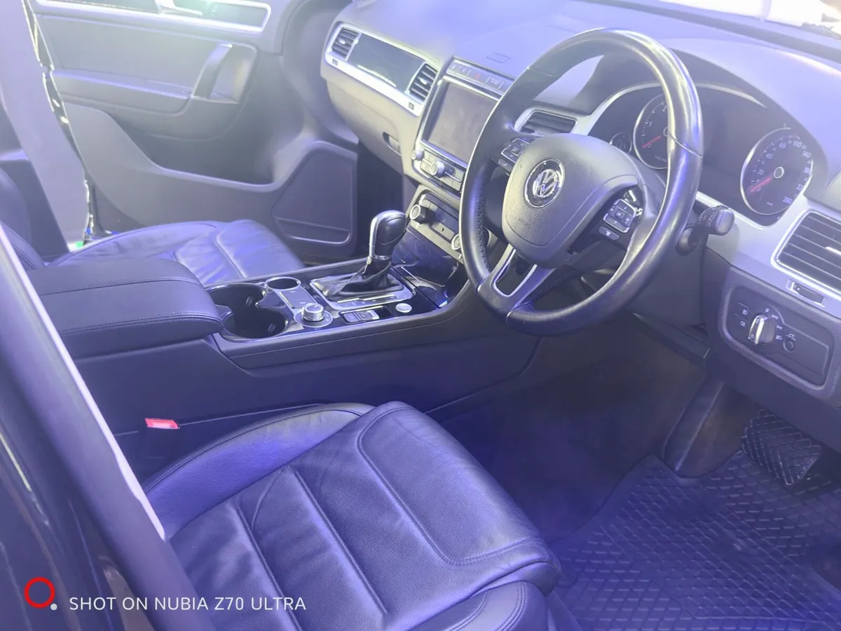 Volkswagen Touareg 3.0 V6 TDI R-LINE Crewcab - Image 3