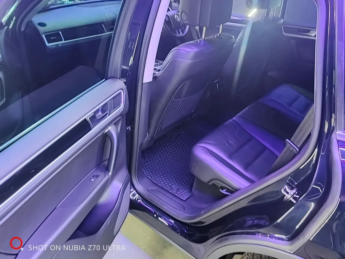 Volkswagen Touareg 3.0 V6 TDI R-LINE Crewcab - Image 4