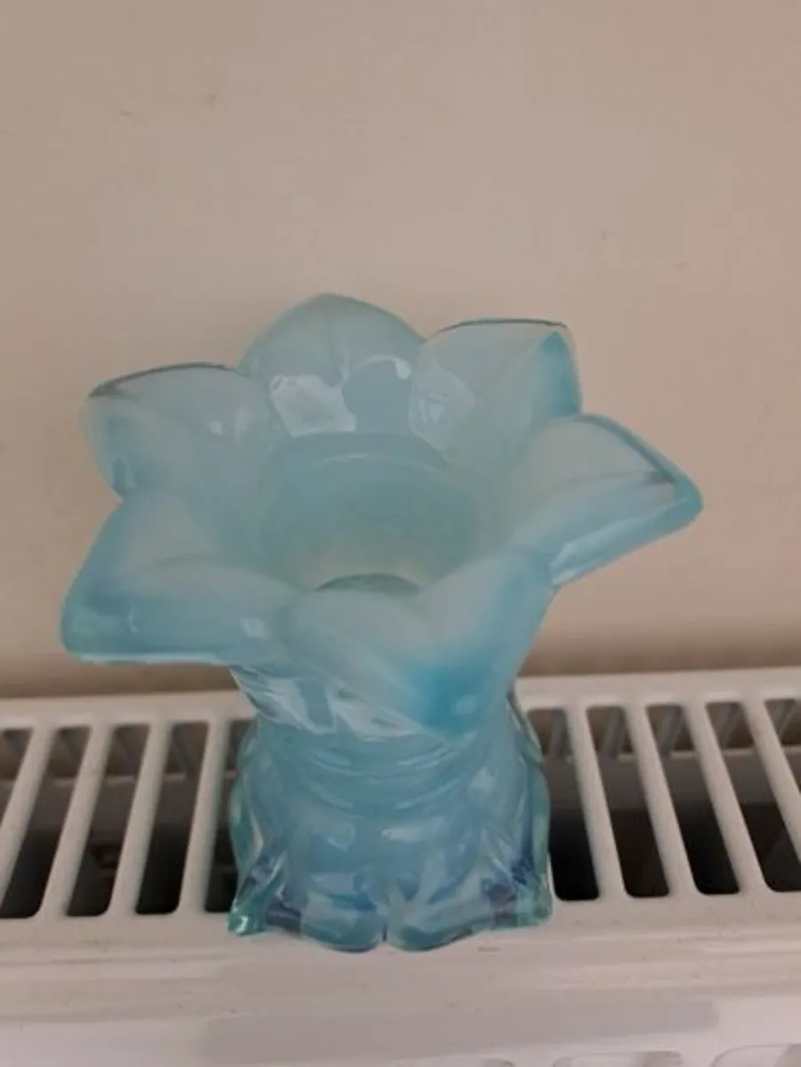 1950s Opaline posy vase - Image 3