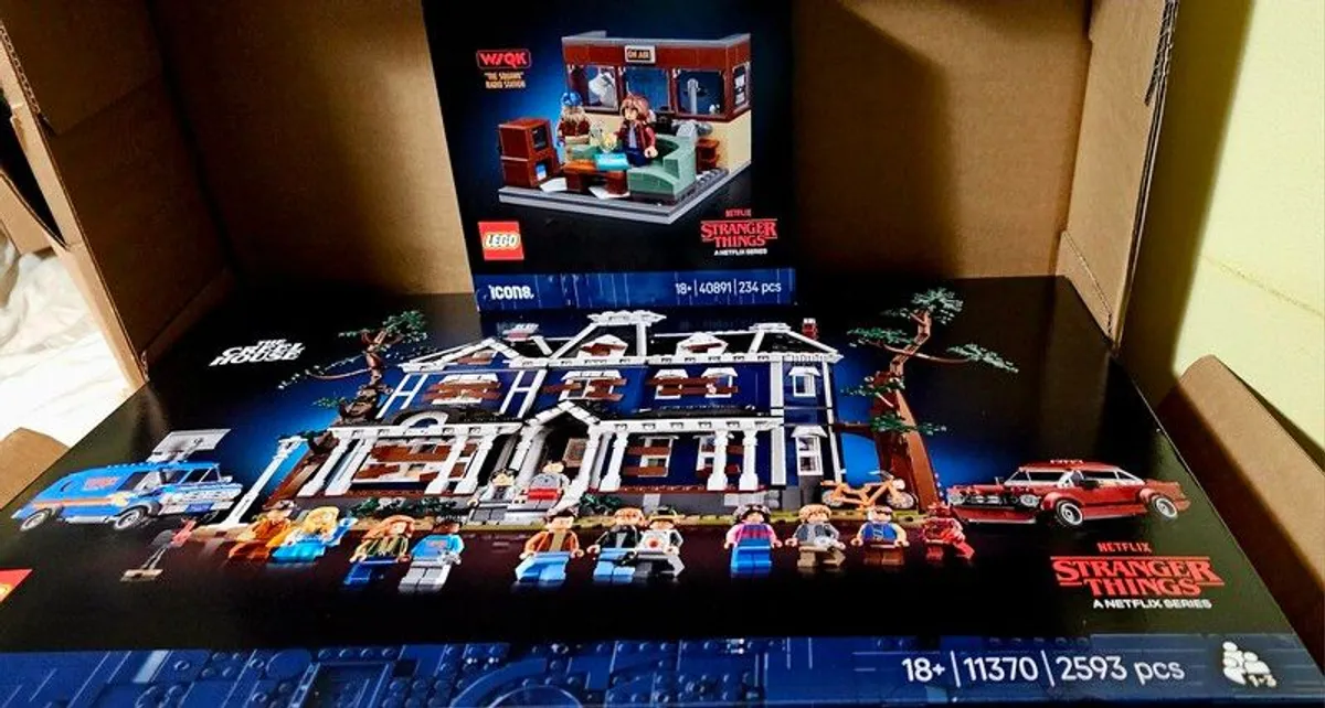 Lego stranger things 11370, the creel house and Lego Stranger Things 40891 WSQK Radio Station