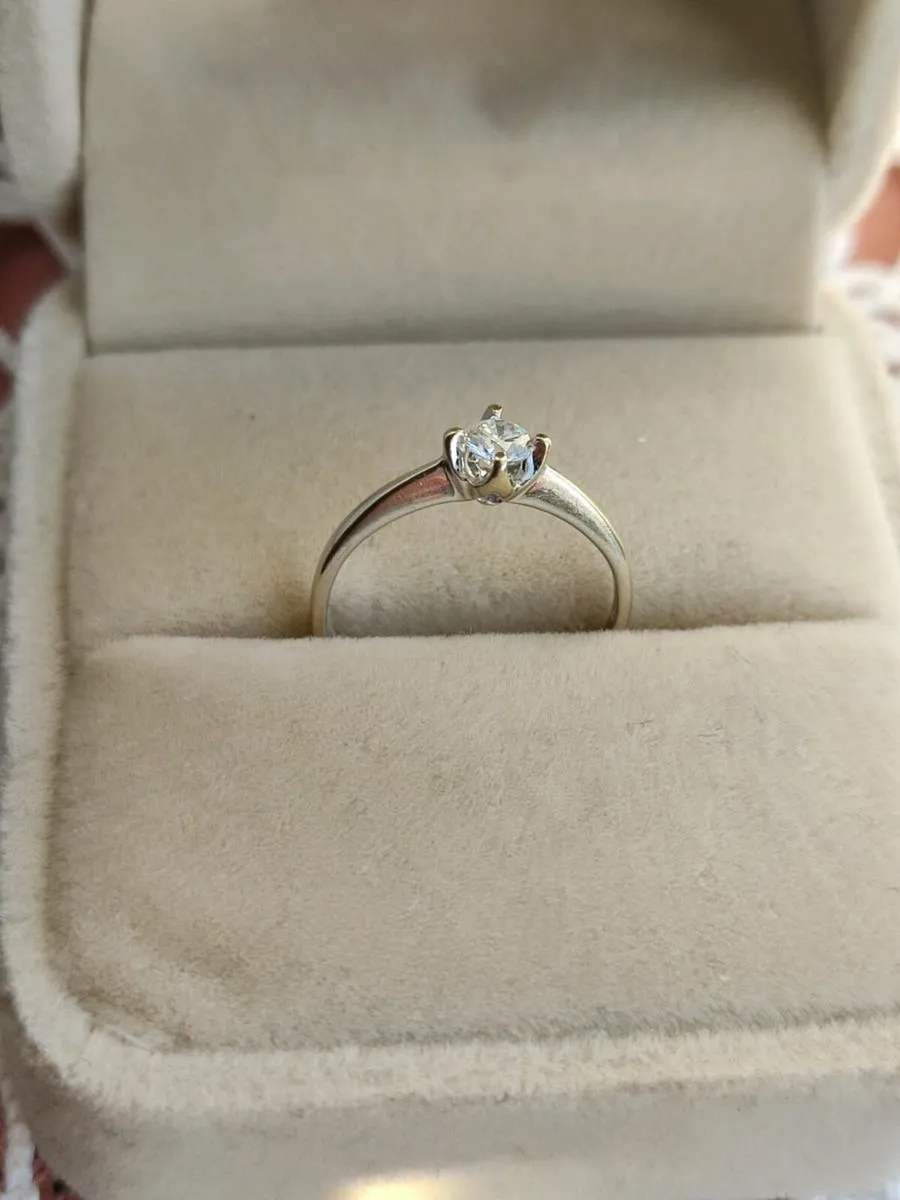 This timeless 18ct Gold 0.16 ct Diamond ring. - Image 1