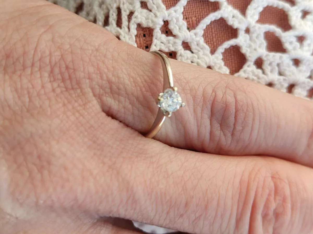 This timeless 18ct Gold 0.16 ct Diamond ring. - Image 2