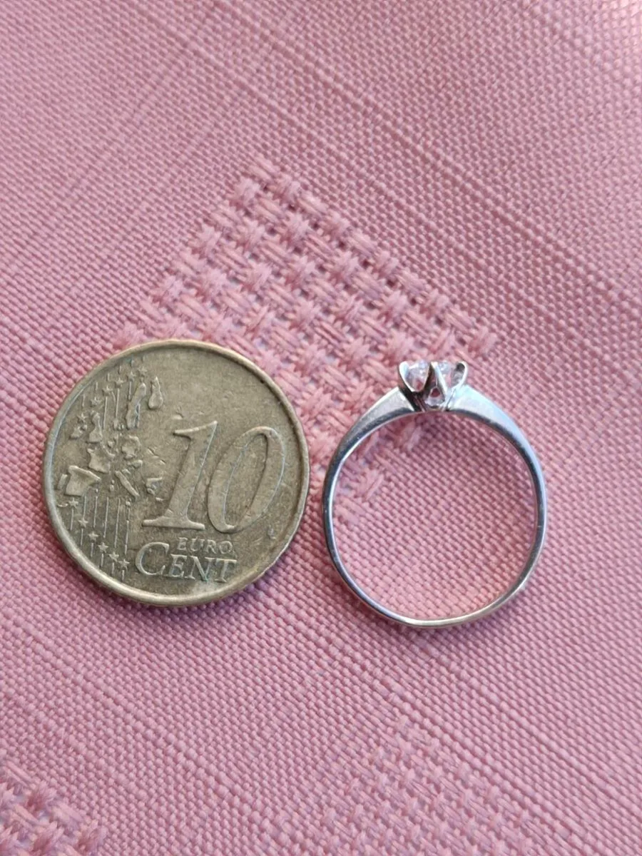 This timeless 18ct Gold 0.16 ct Diamond ring. - Image 3