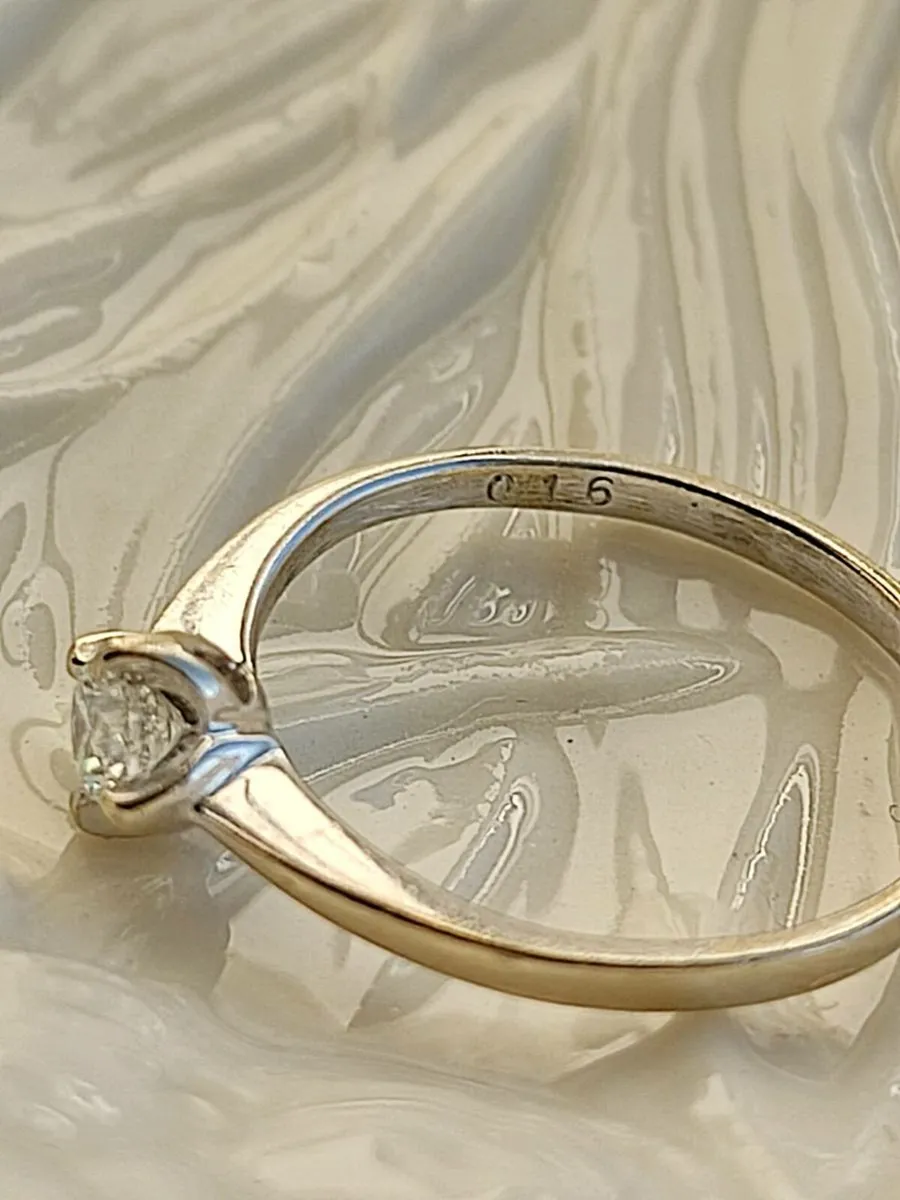 This timeless 18ct Gold 0.16 ct Diamond ring. - Image 4