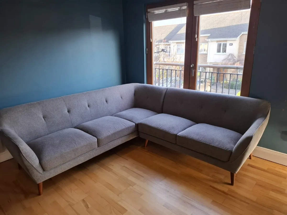 Corner couch - Image 1