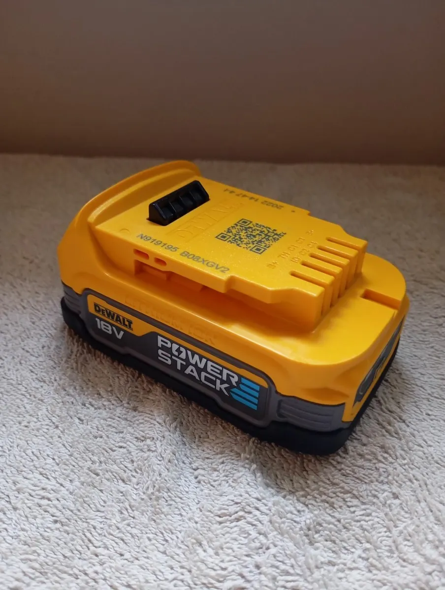 DeWalt Impact Wrench & Battery - Image 4