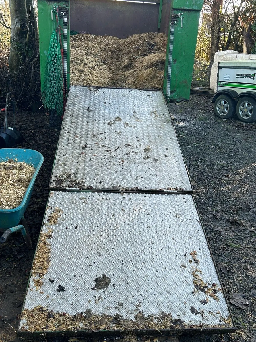 Dung trailer - Image 1