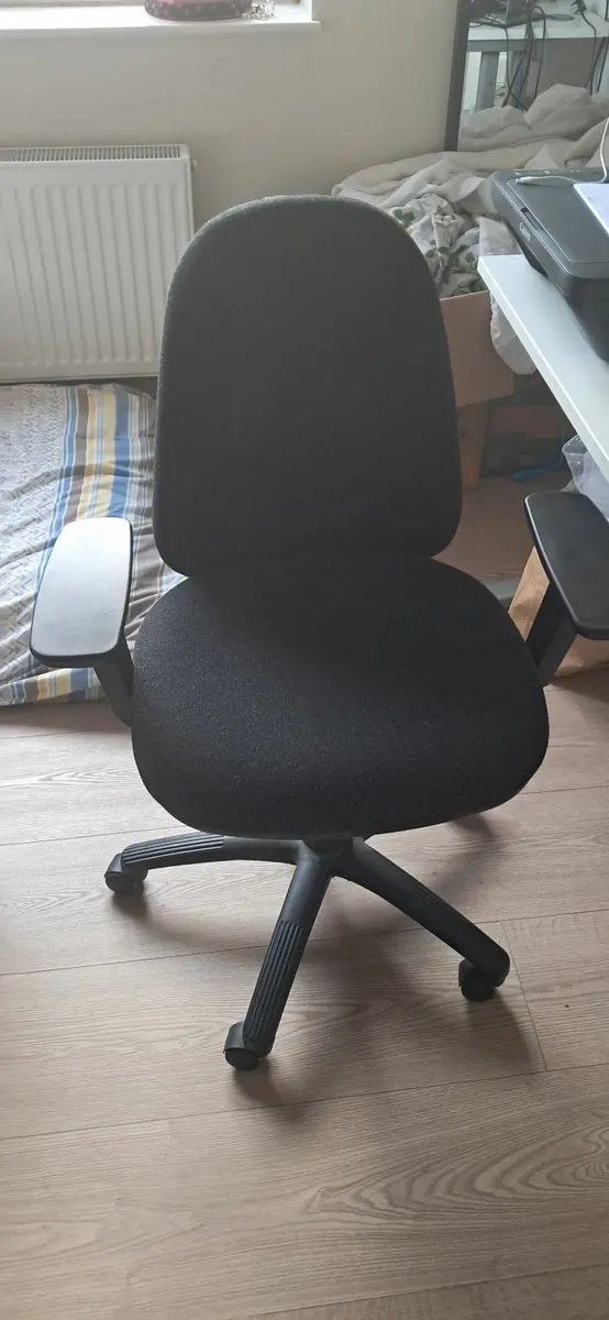 Computer table, Dell Monitor & chair, Kensington - Image 2