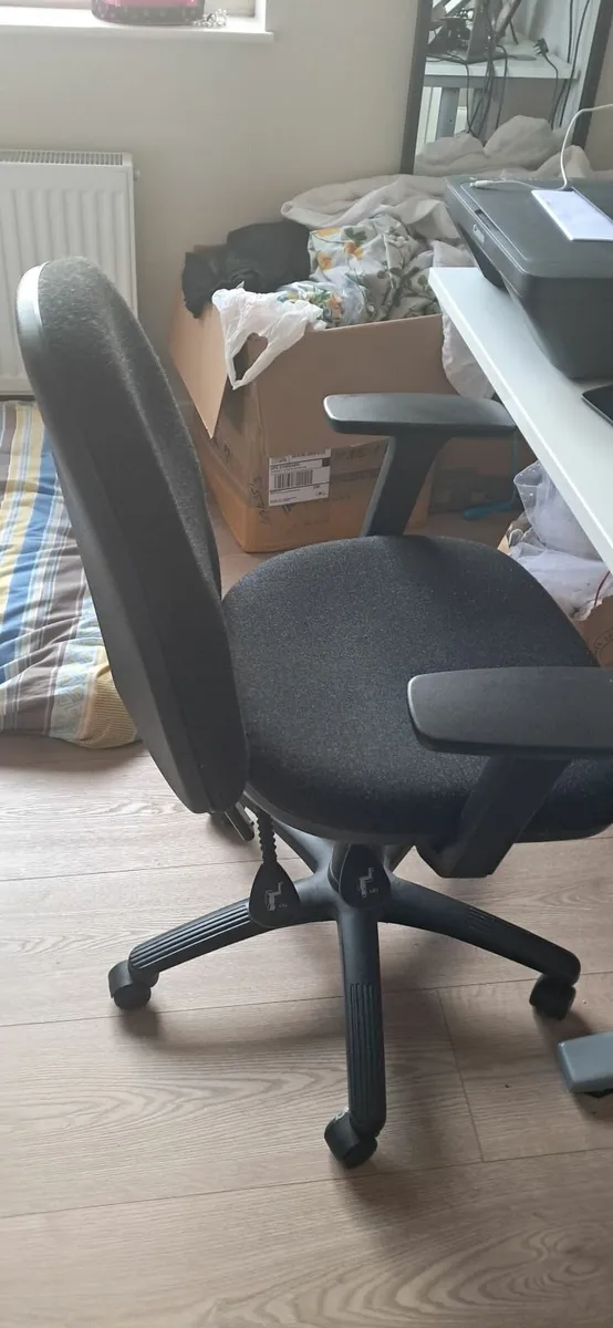 Computer table, Dell Monitor & chair, Kensington - Image 3