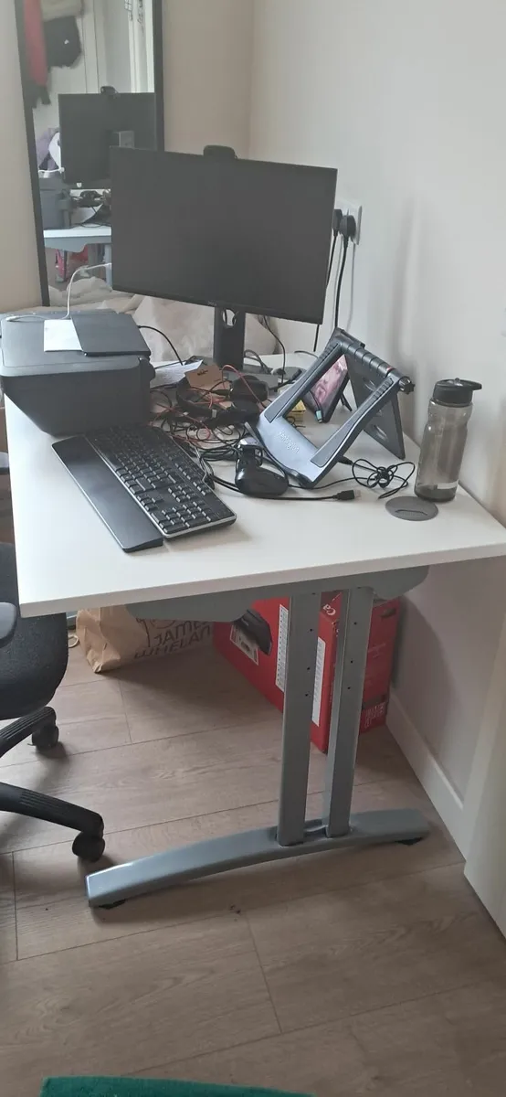 Computer table, Dell Monitor & chair, Kensington - Image 4
