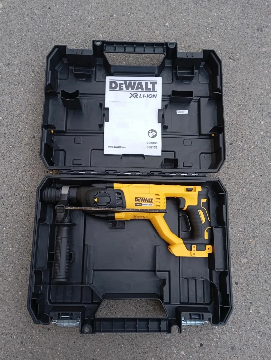 DeWalt dch033 SDS Masonry Drill - Image 1