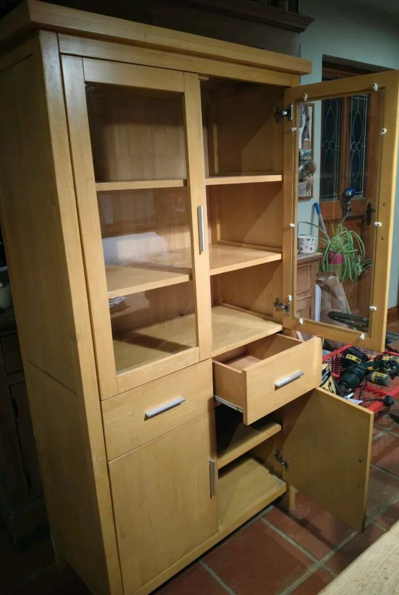 Beautiful Cabinet,solid timber with glass front an - Image 1