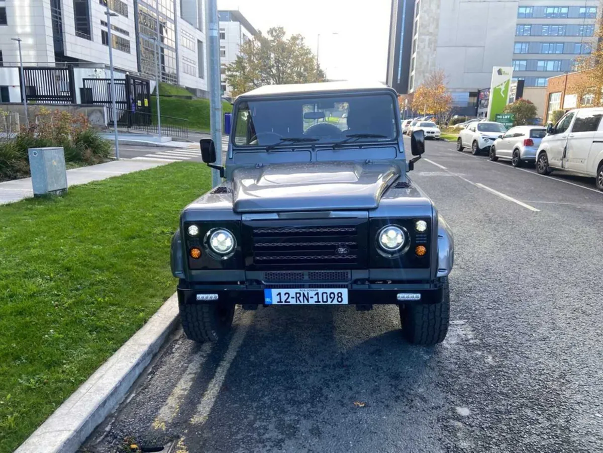 Land Rover Defender 110 3DR 2.5 300 TDI 3DR - Image 2