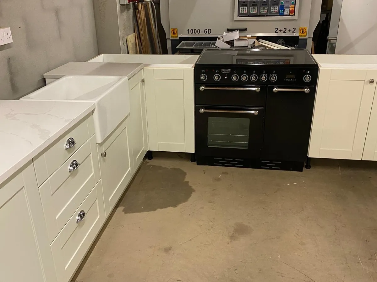 Painted Kitchen  3.8mt - Image 1