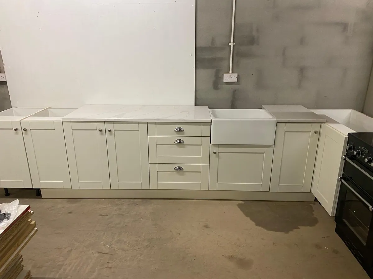 Painted Kitchen  3.8mt - Image 2