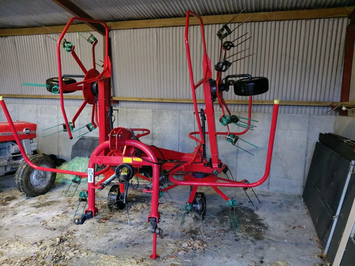 2019 Kverneland 8555 Tedder - Image 1