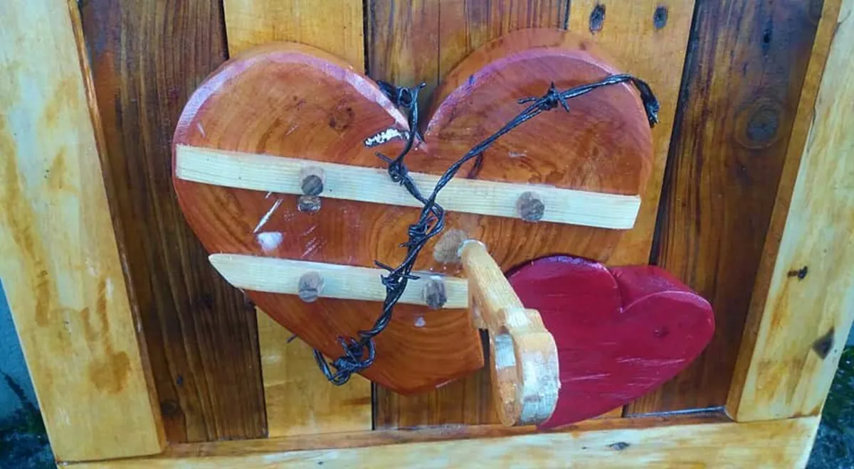 Rustic driftwood harts wood art display - Image 1