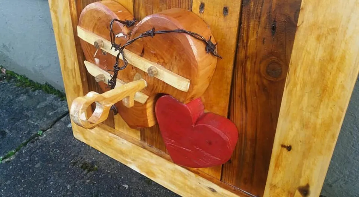 Rustic driftwood harts wood art display - Image 2