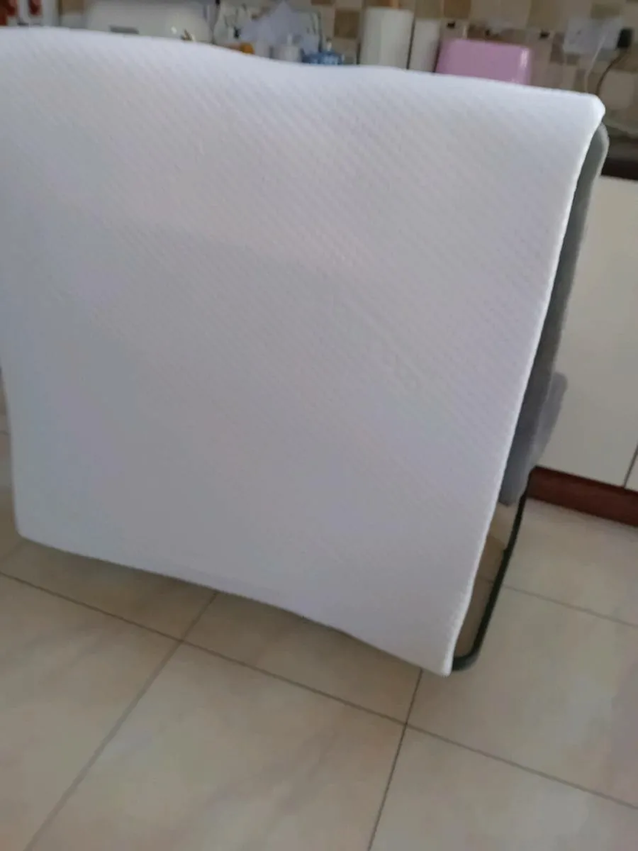 MEMORY FOAM MATTRESS TOPPER SINGLE   AS NEW - Image 1