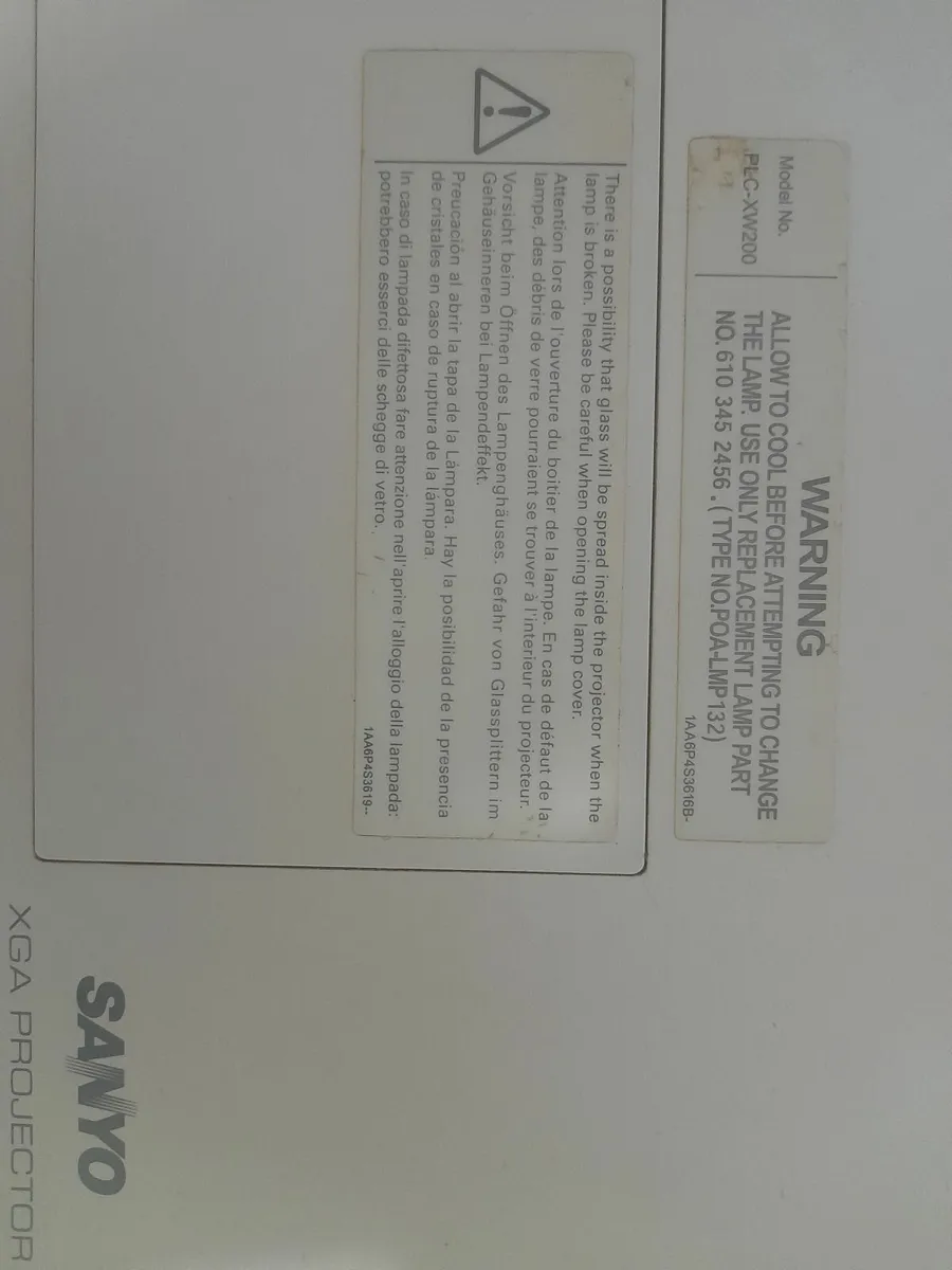 Proyector Sanyo and screen - Image 3