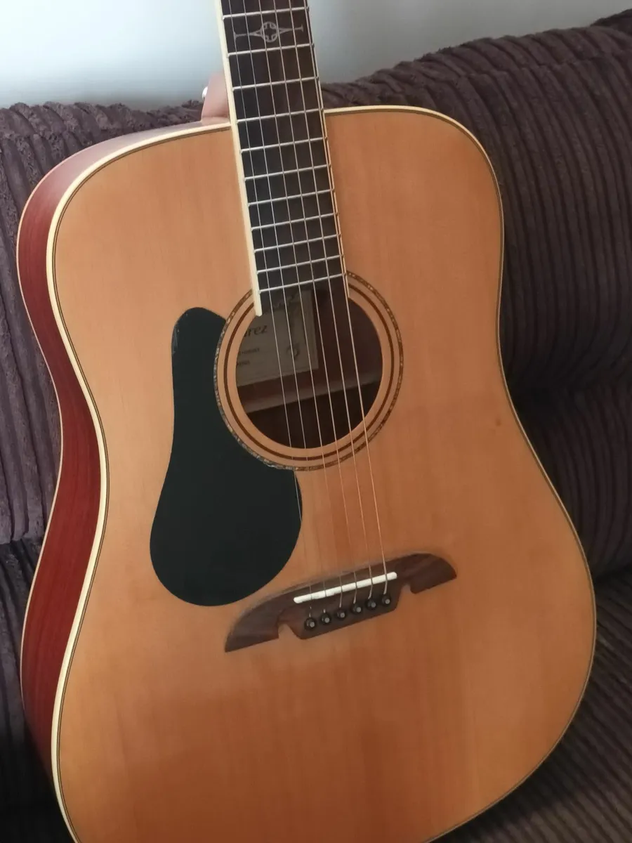 Left handed guitar - Image 1