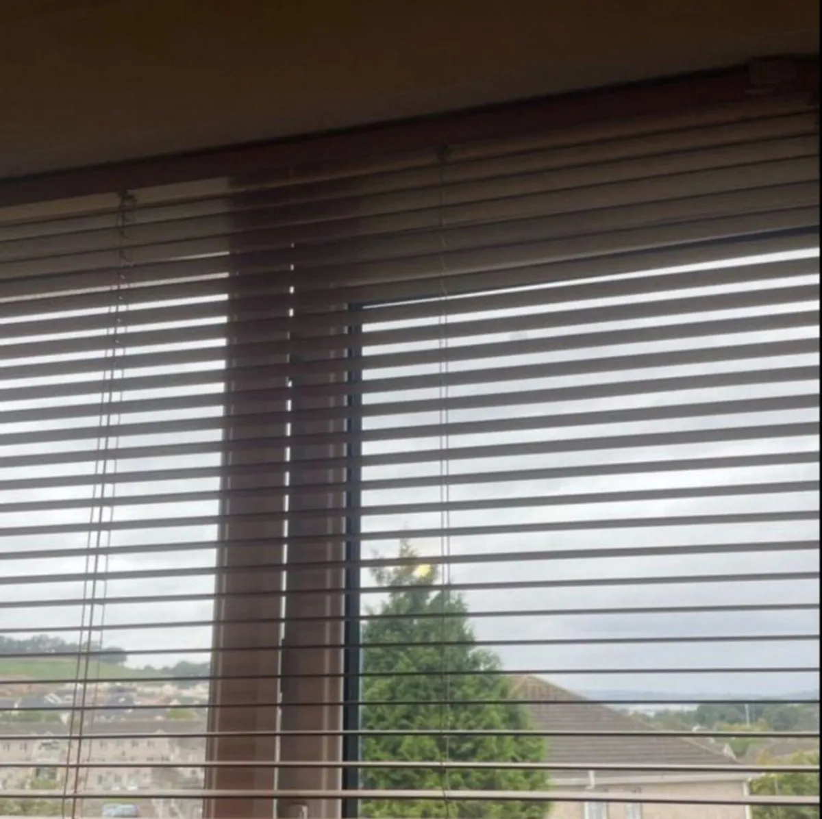 3 wooden windows blinds curtains - Image 1