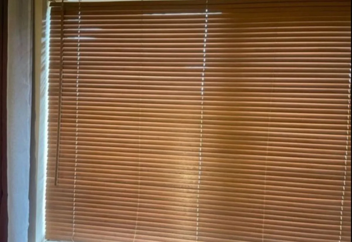 3 wooden windows blinds curtains - Image 2