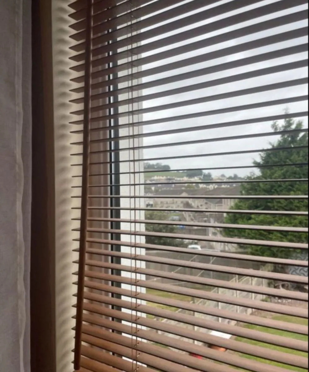 3 wooden windows blinds curtains - Image 4