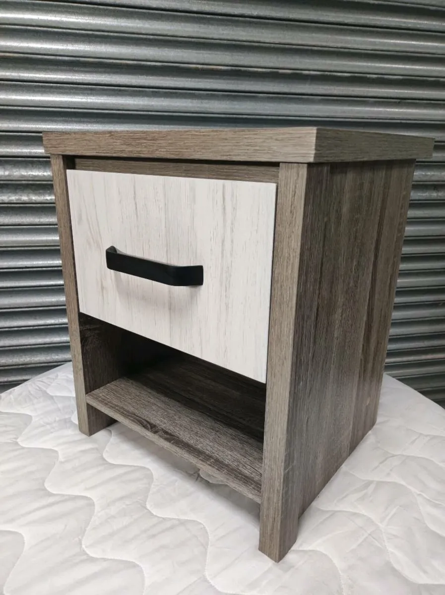 Various bedside lockers - Image 4