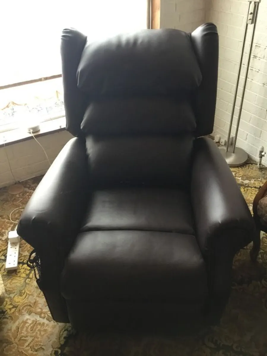 Electric Riser recliner chair - Image 1