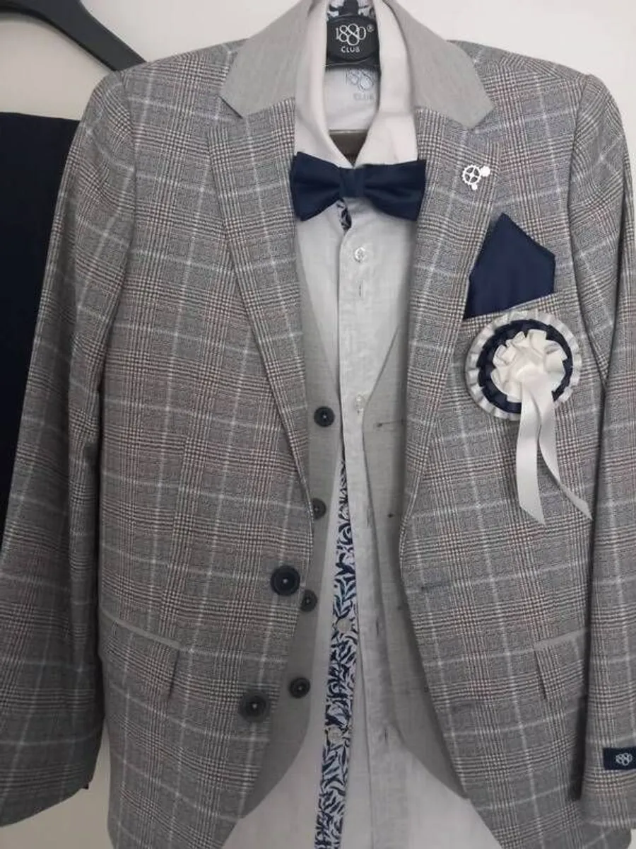boys communion suit age 9/10 blazer trousers waistcoat bowtie shirt rosette and shoes only worn couple of hours - Image 2