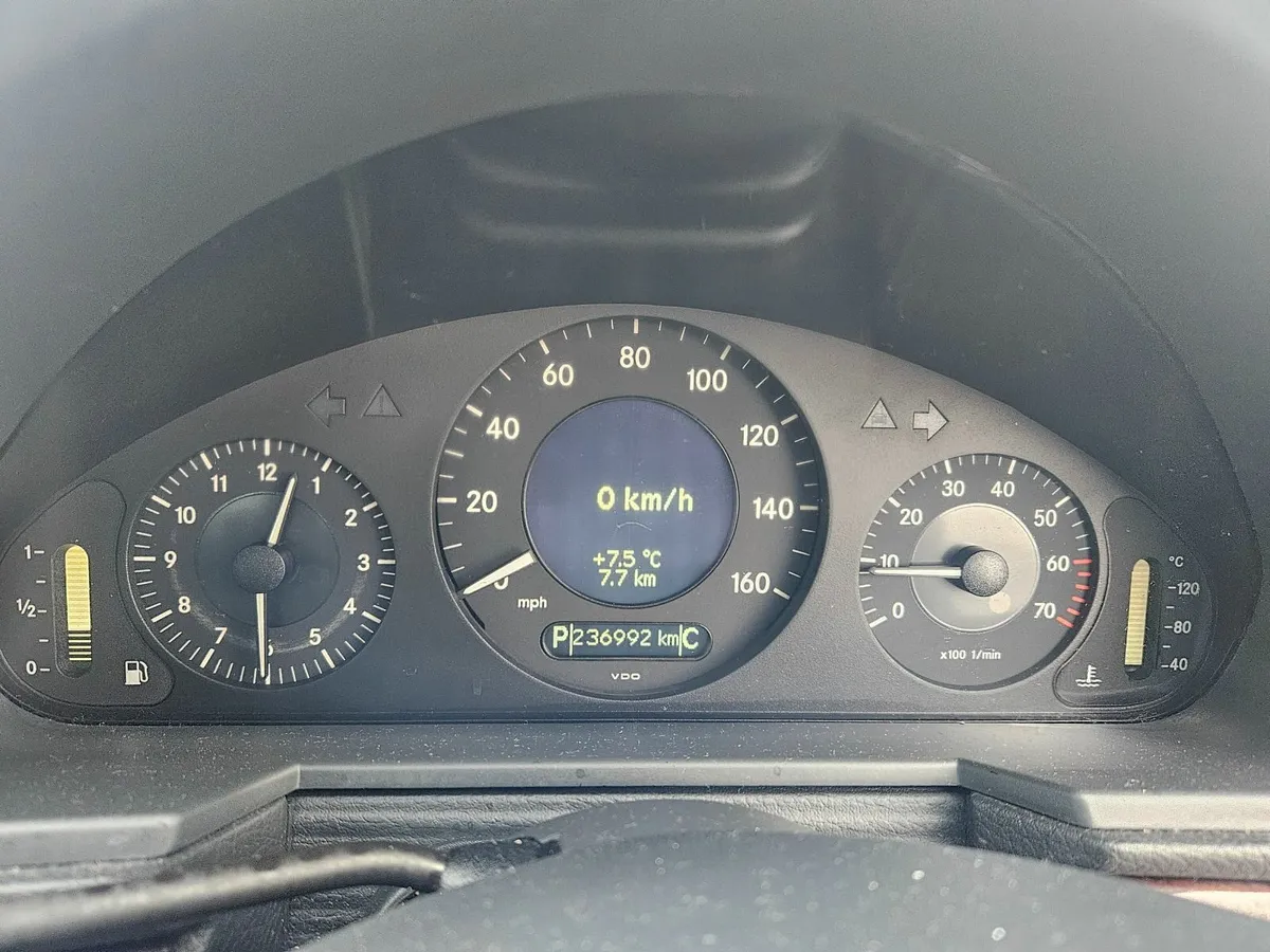 Mercedes-Benz E-Class 2004 - Image 3