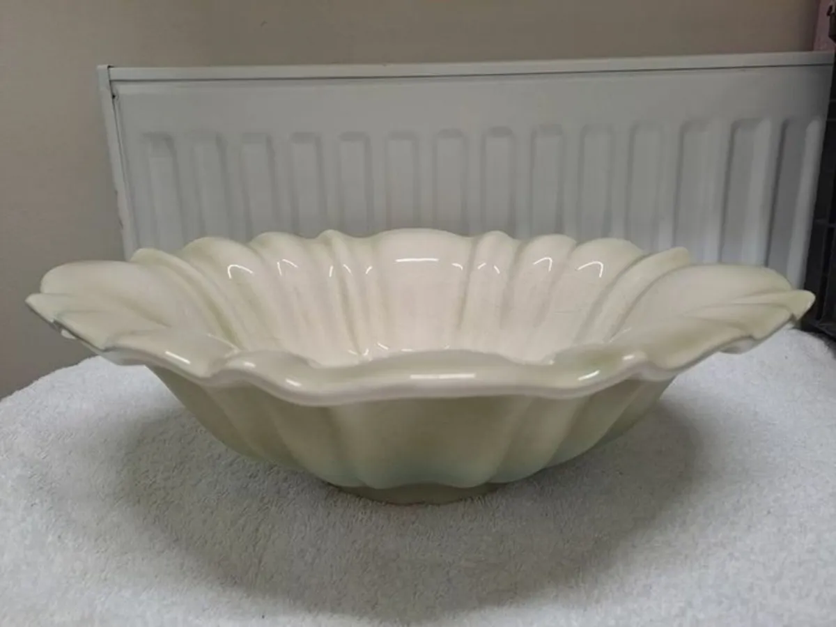Large oval bowl light green - Image 1