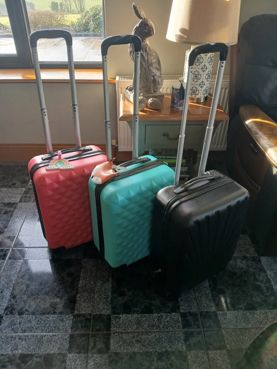 Hard shell suitcases x 3 - Image 1