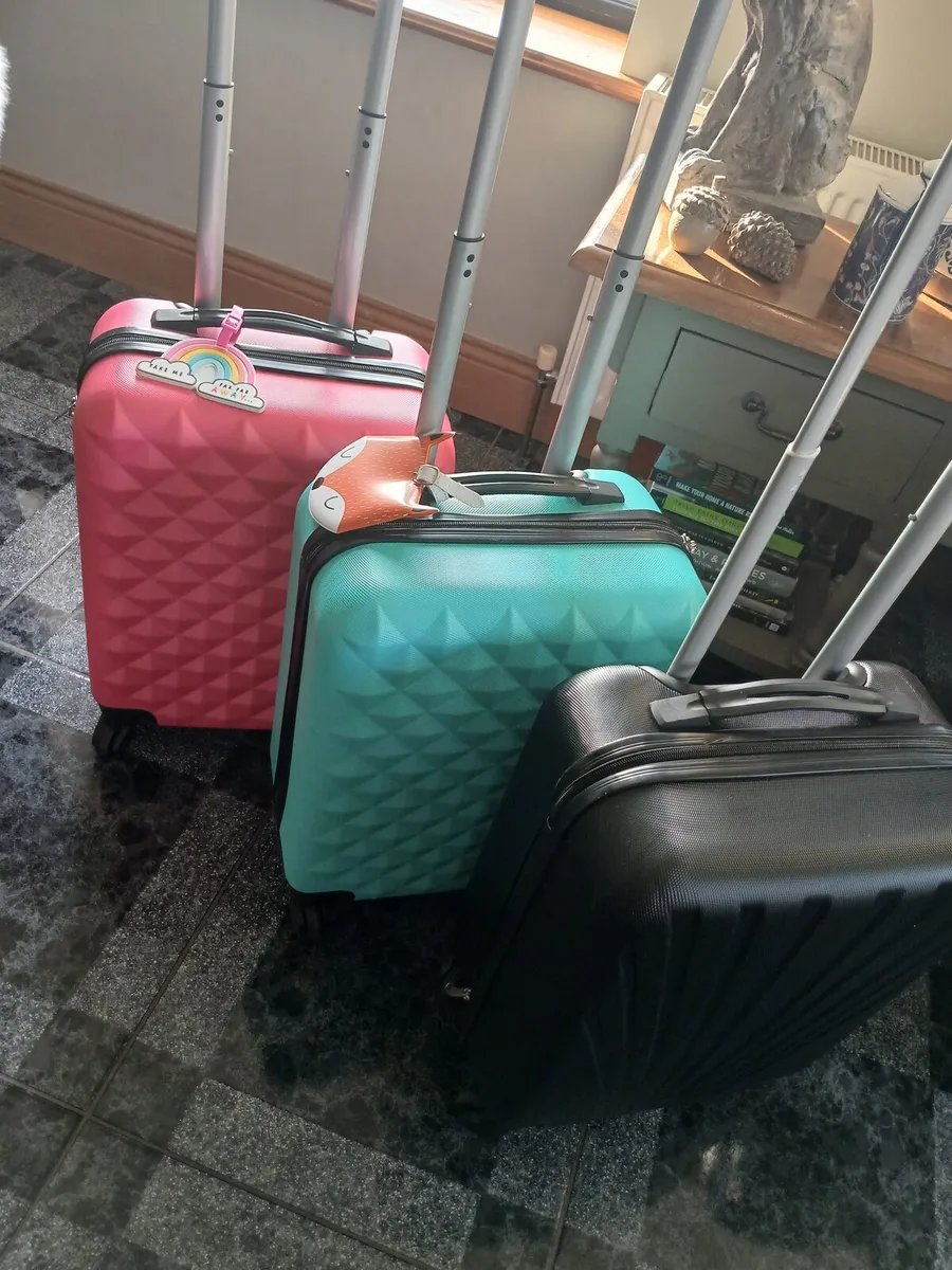 Hard shell suitcases x 3 - Image 2