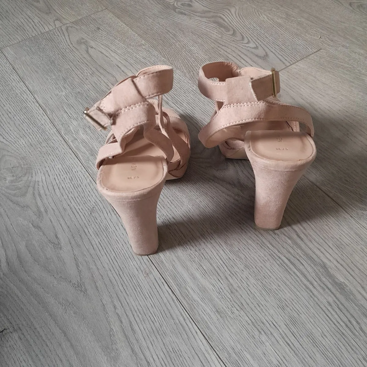 High heal shoes - Image 4