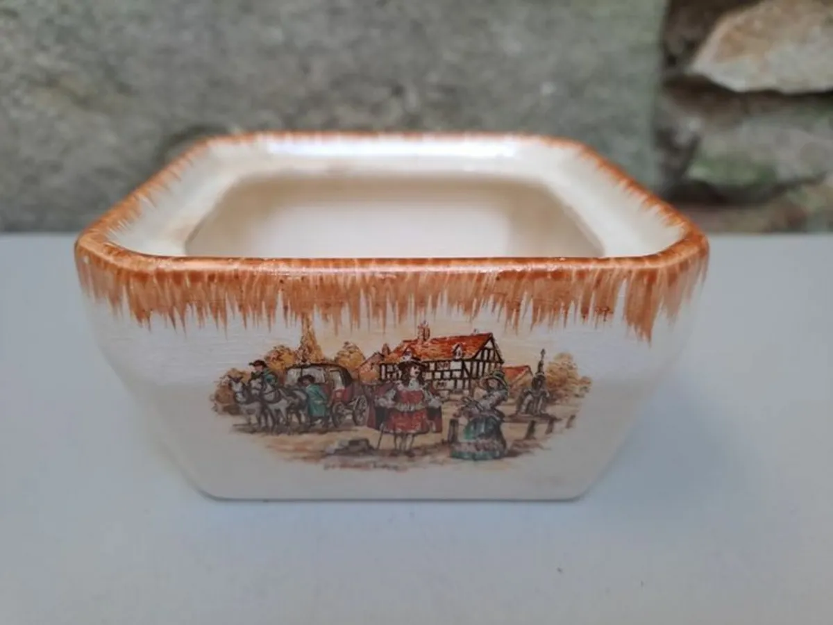 Sandland ware square bowl - Image 1