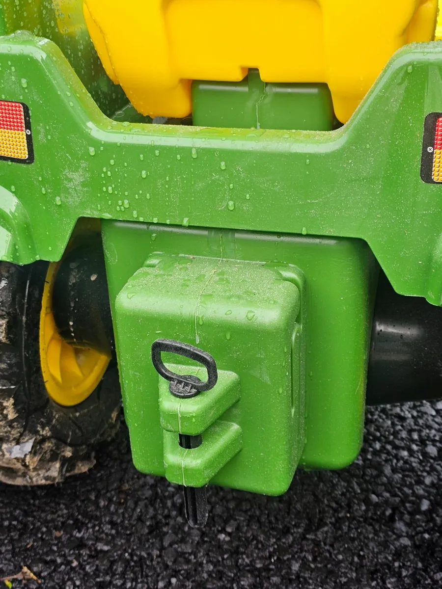 Kids John Deere pedal tractor - Image 2